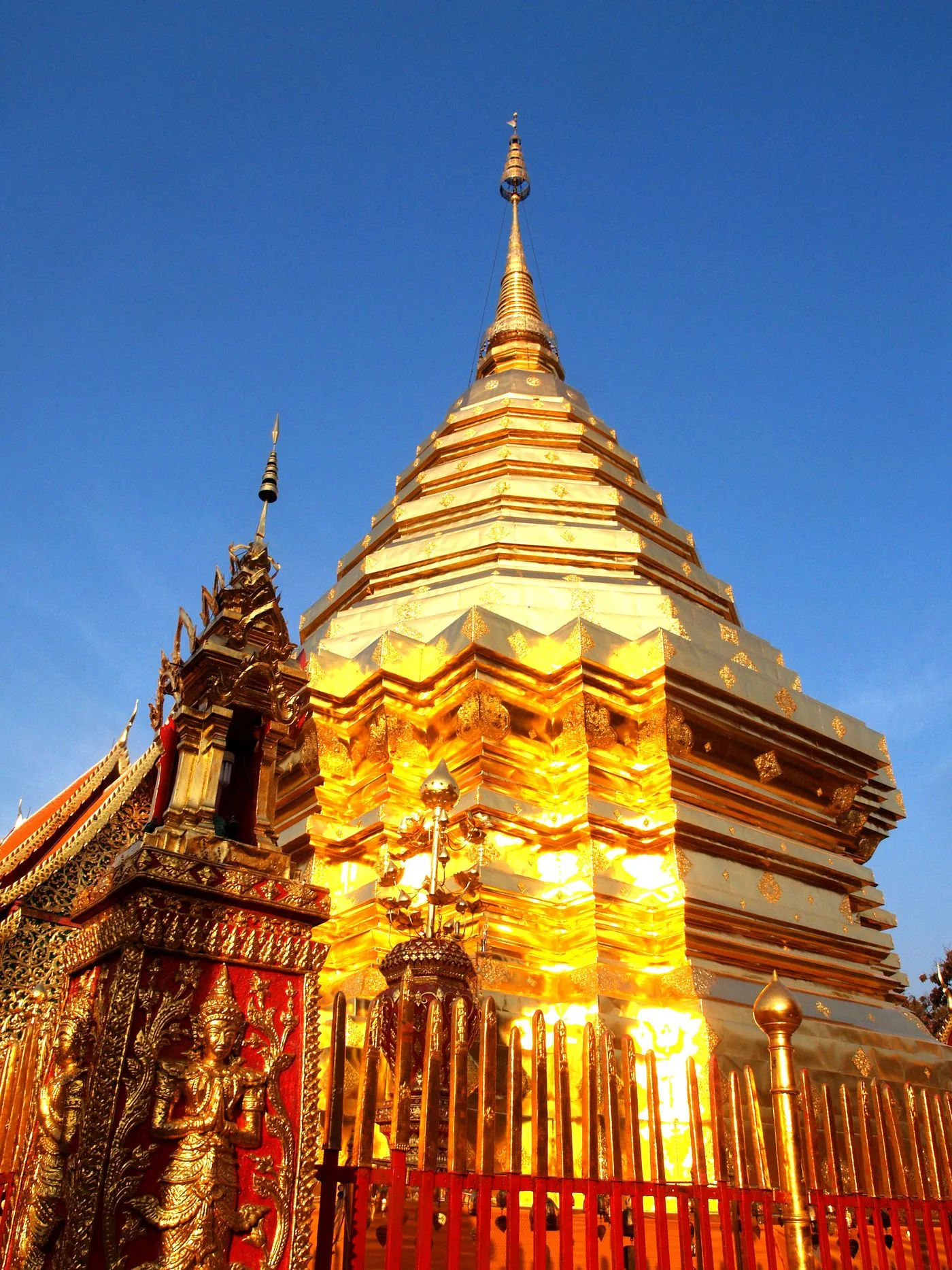 Doi Suthep: Doi Suthep at sunrise — weekday beats weekend buses